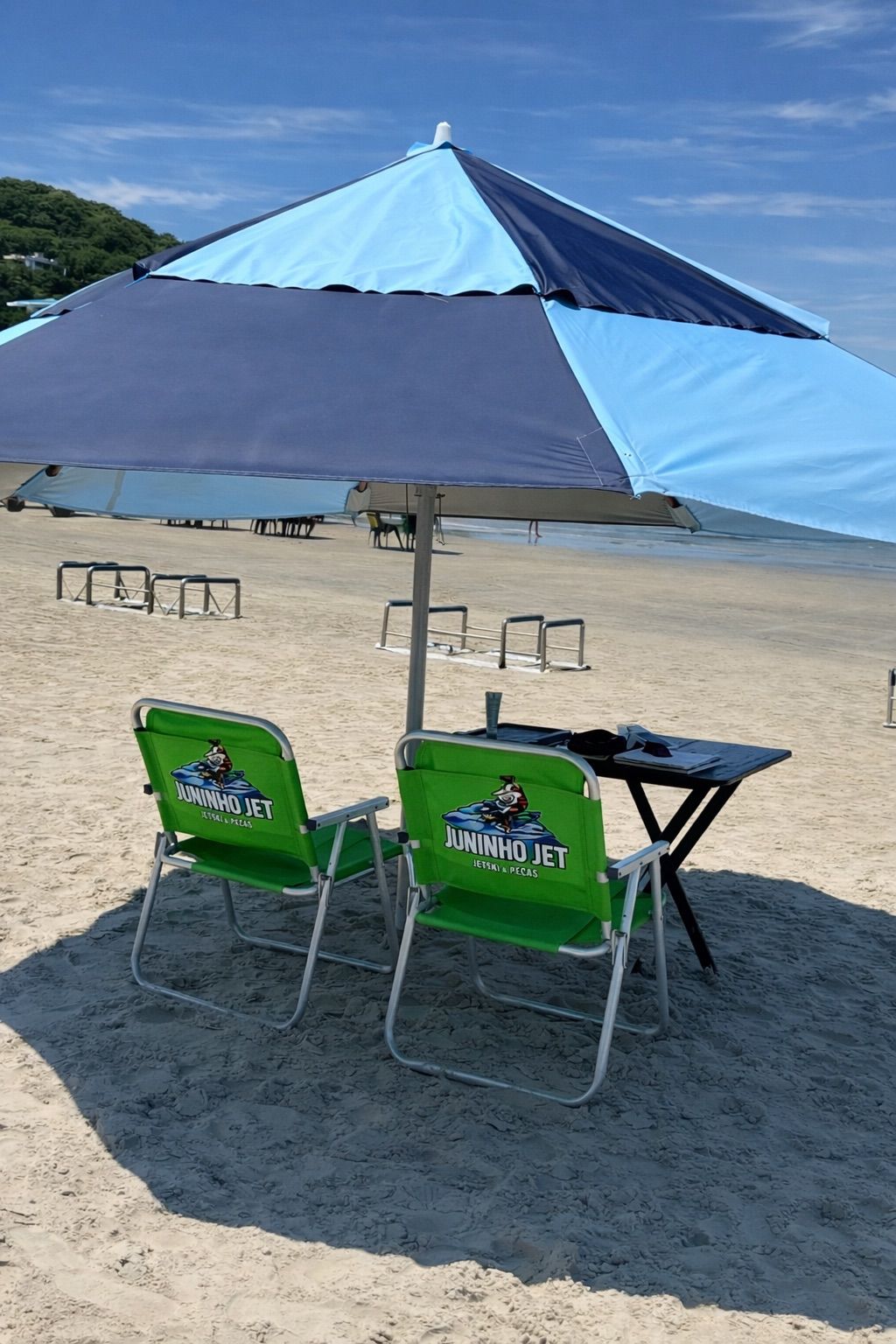 Guarda-sol e cadeiras de praia Juninho Jet na Praia da Enseada, Guarujá